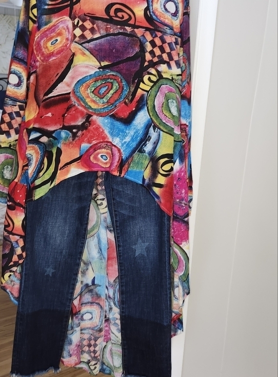 Unique and eye catching hi low top - Picture 1 of 4